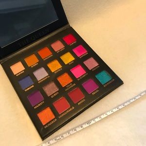 Eloise the Queen shadow palette